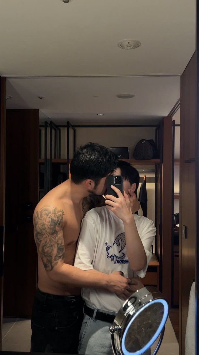 sethalxe's tweet image. Ada top yang mau jadi kaos putih? gua yang tatoan