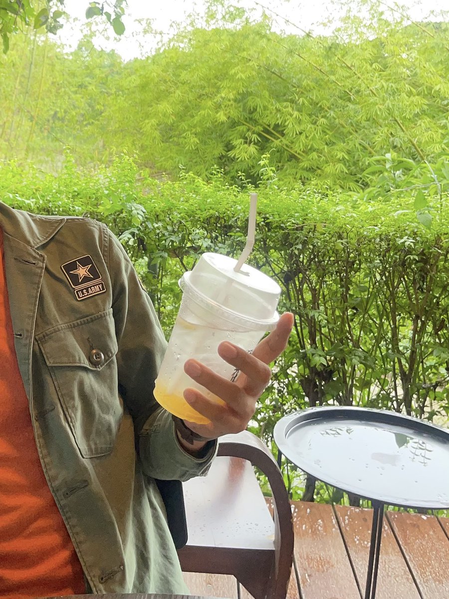 เป็นคนที่ไม่ชอบคนเยอะๆ(ถ้าไม่จำเป็น)
ชอบไปในที่คนไม่ค่อยรู้จัก 
ชอบไปไหนคนเดียว หรืออยู่กับเพื่อนที่จริงใจ เพื่อนที่สนิทและเข้าใจตัวตนของเรา 
ไปเที่ยวพักผ่อนกับคนที่เรารัก(ตอนนี้ไม่มีเด่วมันก็มา)
สรุปแล้วพออายุมากขึ้นเราจึงเข้าใจว่า..ชีวิตไม่ได้ต้องการอะไรมากไปกว่า“ความสุขสงบ”