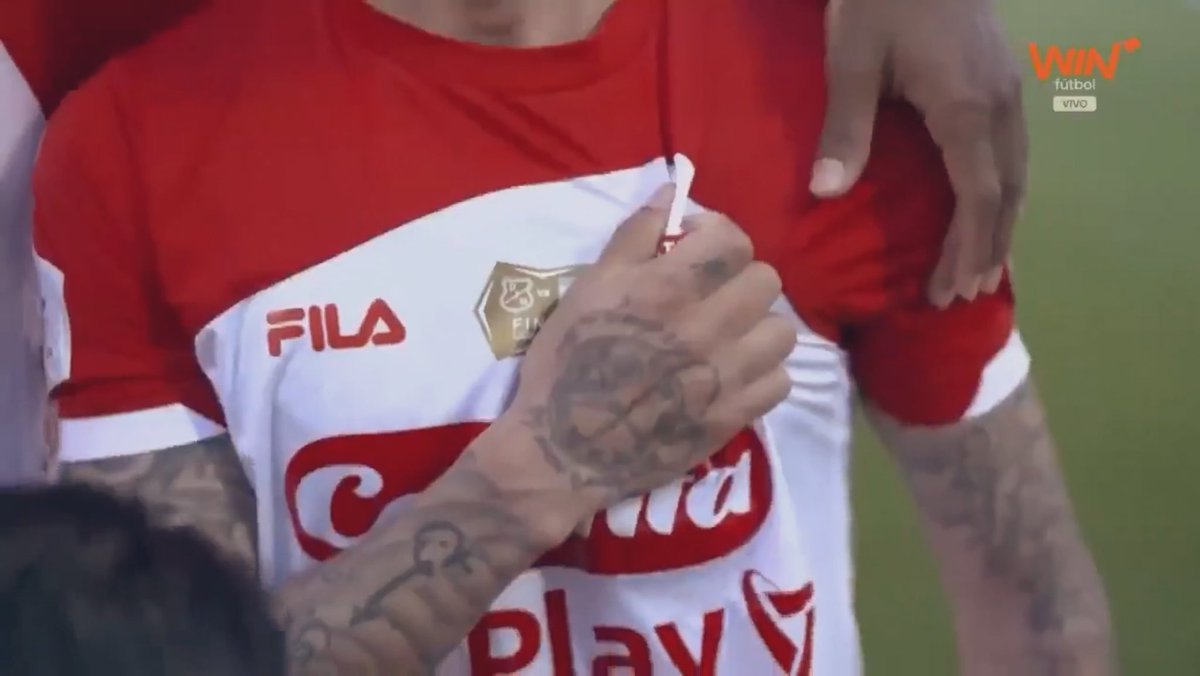 Carlos3Times's tweet photo. Una imagen que dice más que un millón de palabras. El amor y el honor de querer el escudo como si aquel fuese el mismísimo corazón. Apretarlo y no solo poner la mano encima, sino sentirlo y el peso que lleva portarlo junto con toda su gloria e historia. Gracias eternas 🇲🇨🫀🛡️. https://t.co/bKR7KJbjFX