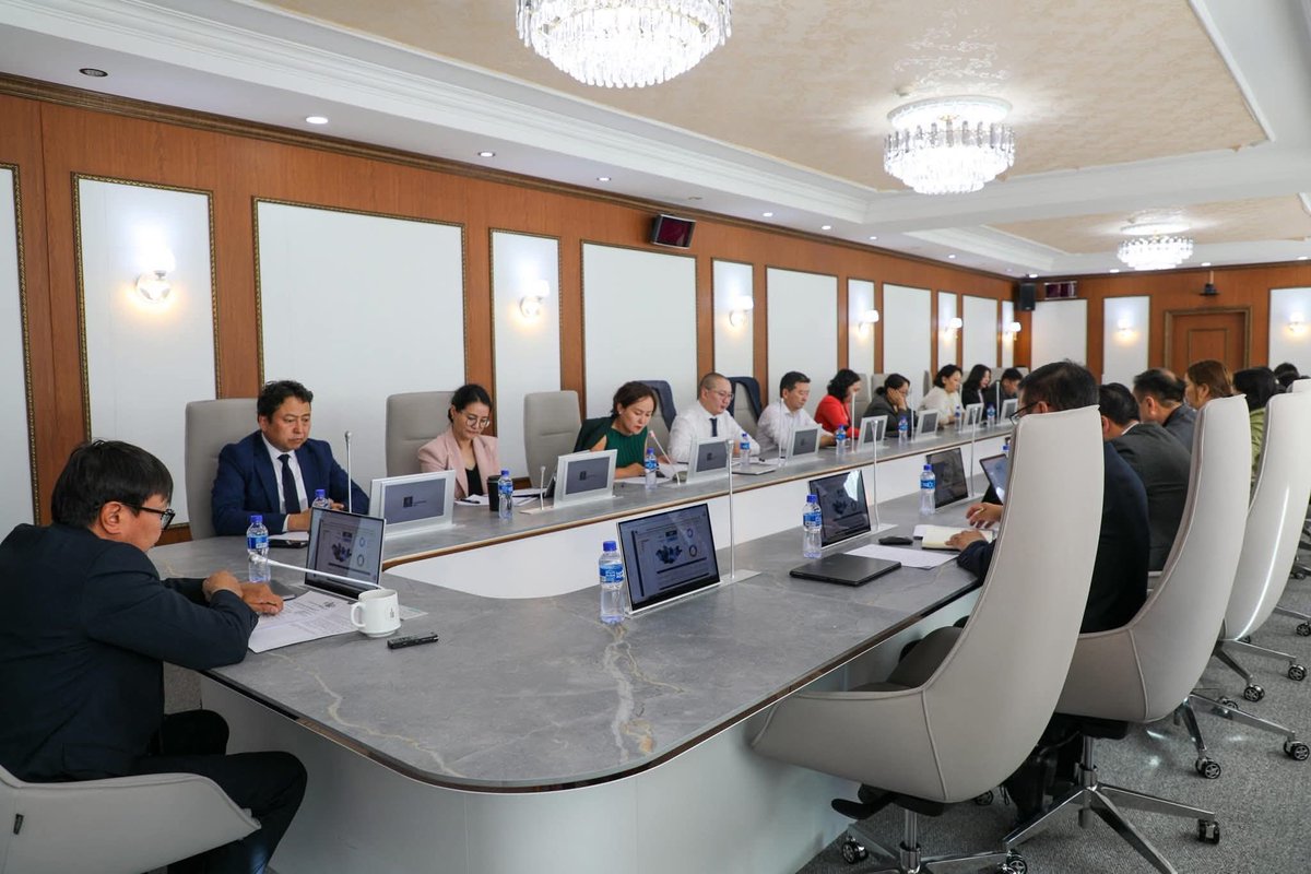 Би боловсролын байгууллагад ажилладаг. Манай өрөө өвөлдөө тень залгаж арай гэж амь ордог. Дөмөгхөн засвар хийлгэе гэхээр мөнгөгүй гэдэг. 10 гаруй жил болсон, зарим нь 20 жил ч болж байгаа ширээ, сандал хэрэглэдэг.Ийм орчинд ажиллаж төлсөн татвараар эд ингэж тансаглаж суух🤮🤮🤮