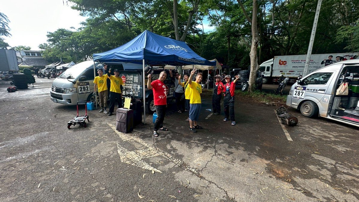 AXCRmorikinTV's tweet photo. マシンが自走不可なのでメカニックがパーツを持っていき現地で修復しランクルをホテルまで持って来ます 4枚目のように置いてきたので車にイタズラされてないことを祈るばかりです 
#AXCR2025 https://t.co/fsNyLGzCJJ