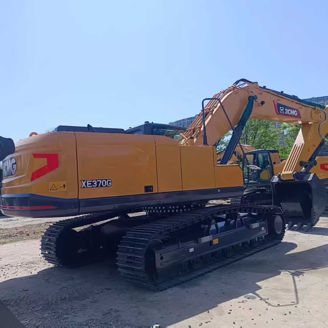 zoeYang96's tweet photo. XCMG XE370G Crawler Excavator with Isuzu Stage 2 Engine
1. Operating weight(kg) 38500 
2. Engine power(kW/rpm) 212/2000 
3. Bucket capacity(m³) 2.1 
4. Maximum torque/speed（N.m） 1080/1500 
5. Max. Tractive Force (kN) 305 
6. Bucket digging force（kN） 250 https://t.co/PJZIaNaj2Z