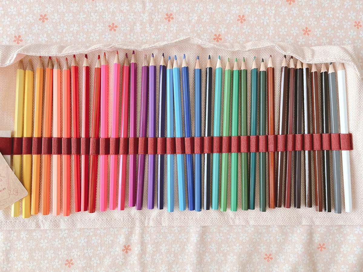 万博、カタールパビリオンのおみやげに、色鉛筆いただいた