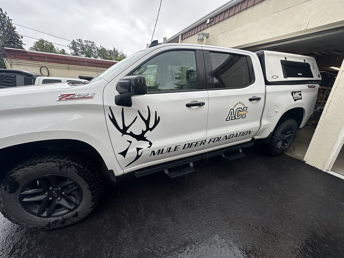 New install last week at the Missoula Shop. <a href="/MuleDeerOrg/">Mule Deer Foundation</a> <a href="/Montanaknifeco/">Montana Knife Company</a>