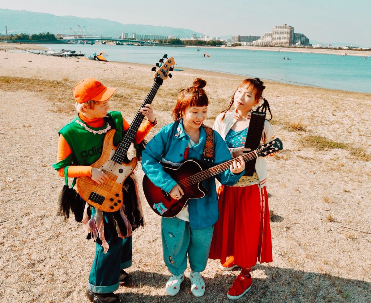 流れるよーに日々は過ぎていきます。
久しぶりのNDARICCAライブ@クラブウォーター
ご機嫌に弾けました。
観て聞いてくれたアナタ、共演者の皆様、ありがとございました。

次は秋。ハロウィンあたり。
それまでぐっと籠って創作したい。