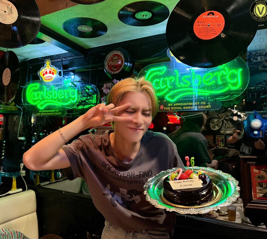 tt0nlee's tweet photo. 歌舞伎町のど真ん中でメンバー達からセンイルパーティーしてもらうシャオジュン https://t.co/jVGTVreom7