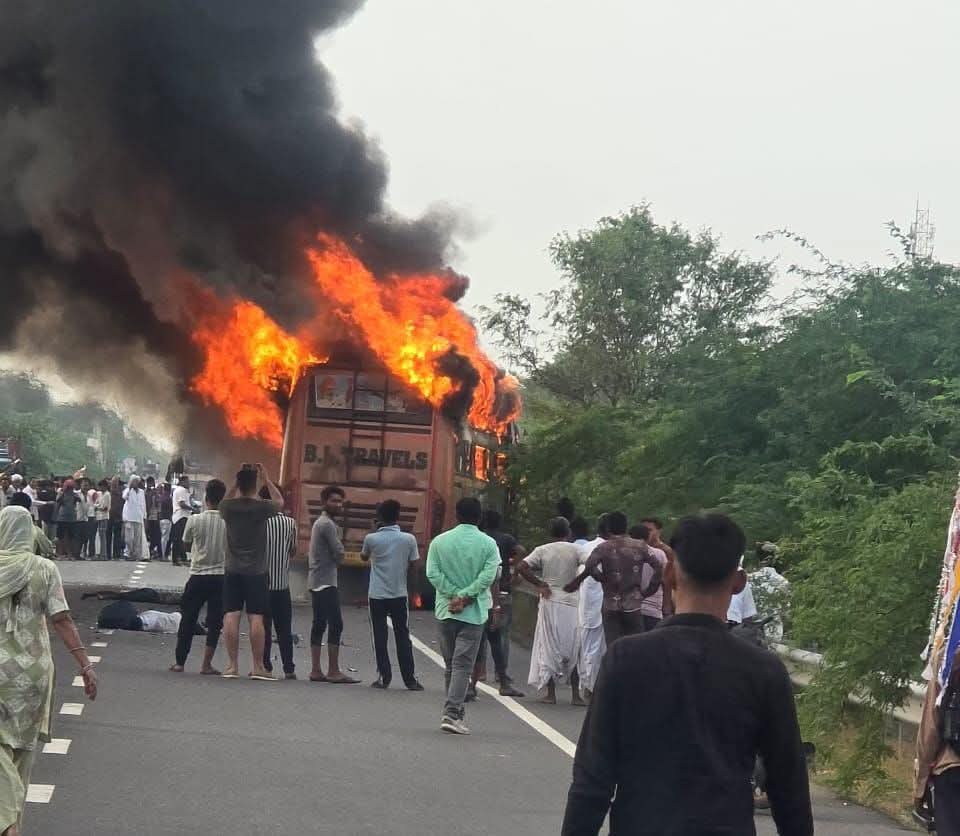 सांचौर रणोदर की सरहद में NH68 पर निजी बस ने मोटरसाइकिल को मारी टक्कर
मोटरसाइकिल सवार दो युवकों की मौत की सूचना
सांचौर से दमकल मौके के लिए रवाना
घटनास्थल पर जमा हुई भीड़