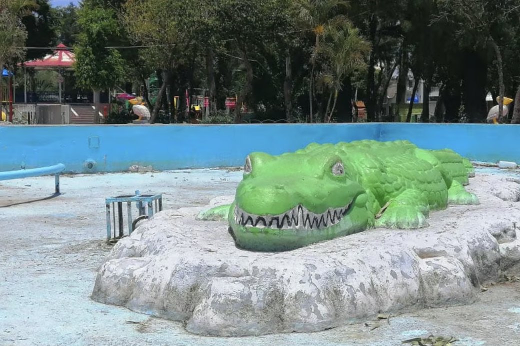 localmx_'s tweet photo. #ParquesCDMX El Parque María Teresa está en la Colonia Estrella de la delegación Gustavo A. Madero, pero casi nadie lo conoce por su nombre oficial. Más bien se refieren a él como el “Parque de los cocodrilos”. al centro está una fuente con cocodrilos de concreto, muy al estilo de la fauna que nos gusta, flanqueada por pelícanos. Lee la nota aquí: https://t.co/gHNNCJSlBh