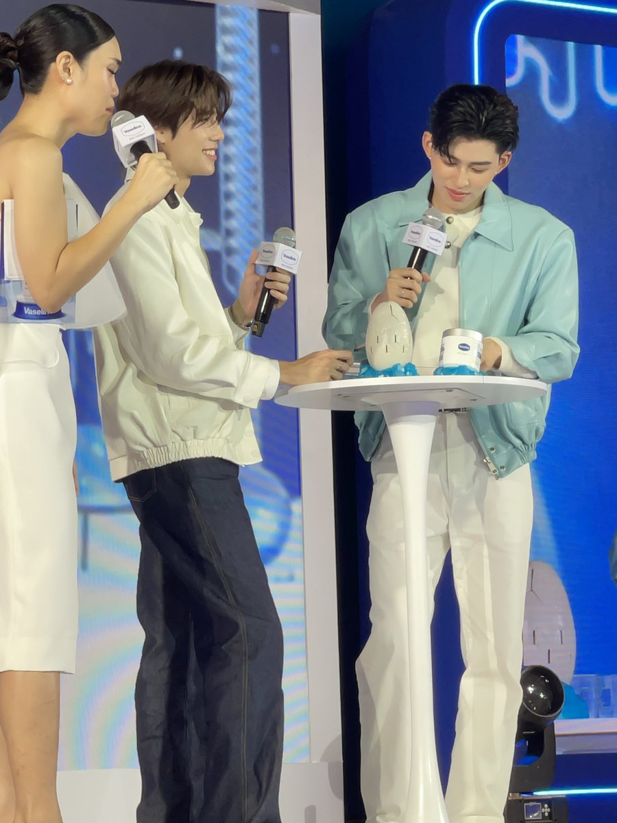 amkatiwka's tweet photo. 🫠🫠🫠
จุดพักสายตาและรอยยิ้มที่ฉันรัก 🧡🤍🤟🏻
และใช่ค่ะ ฉันนั่งวนดู หนุ่มสองคนนี้ได้ทั้งวันเลย......✨💫✨
✨“ คิดถึงจัง”✨
#Phuwintang #ppnarvavit
#MeAndTheeSeries
#PondPhuwin
@ppnaravit @phuwintang https://t.co/i9BxM5NSxR