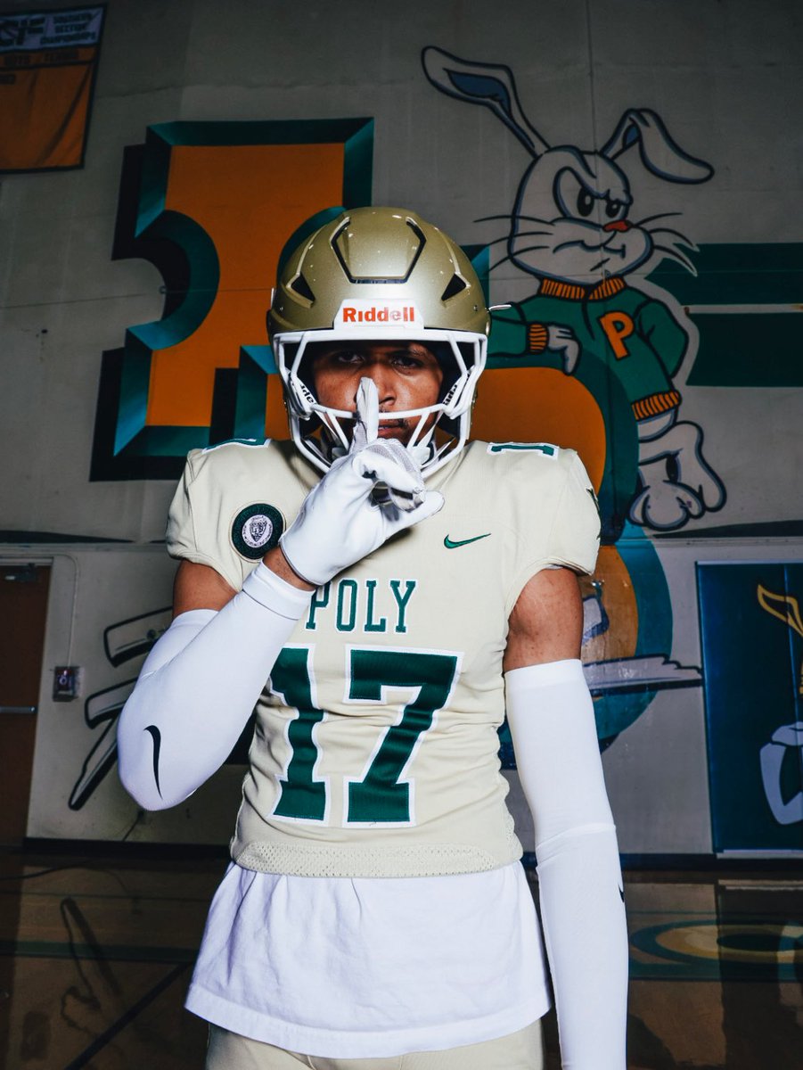 Long Beach Poly Football 🐇🏈 tweet media