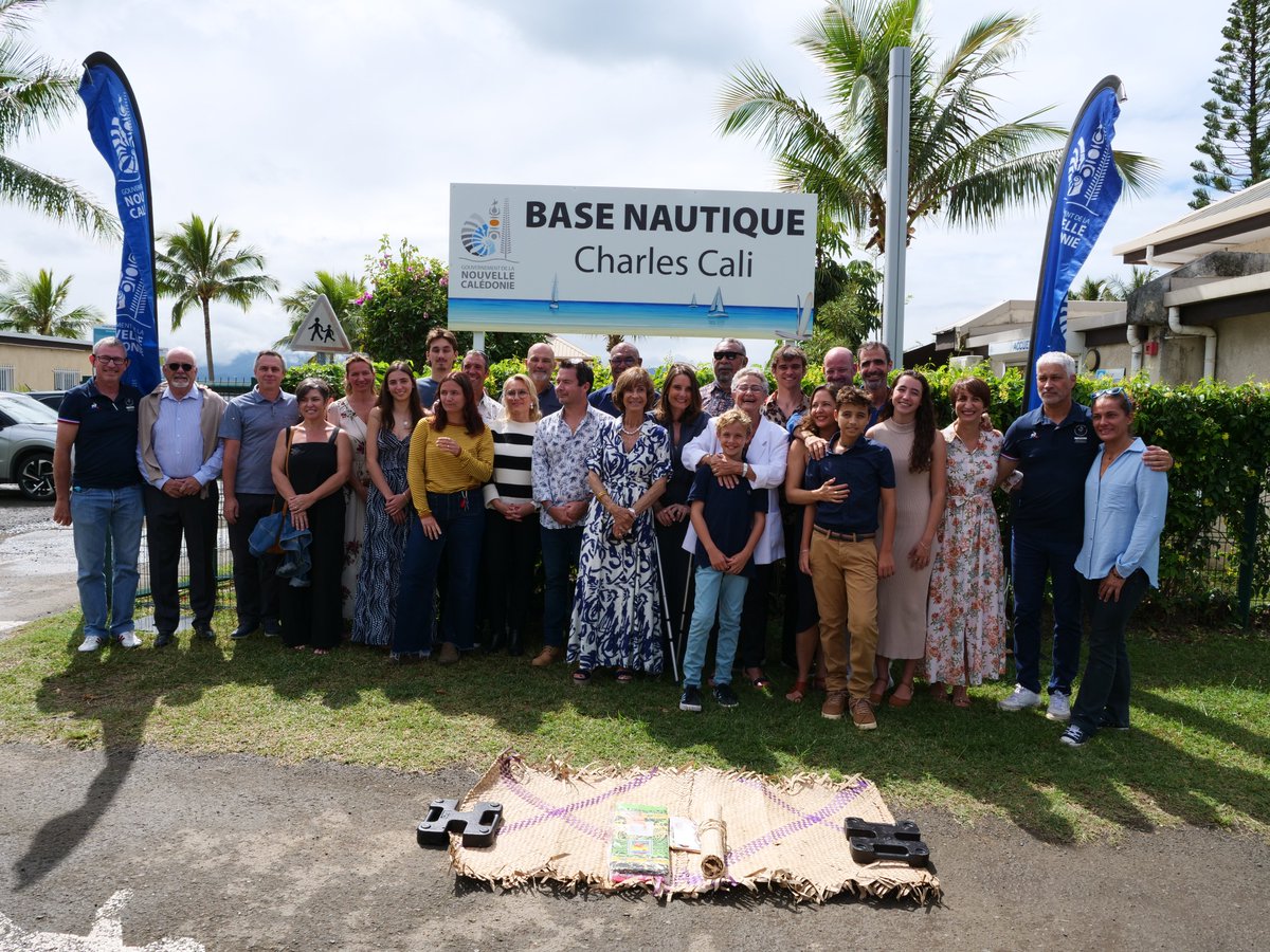 Alcide Ponga, président du gouvernement et les membres Mickaël Forrest et Christopher Gygès, ont participé mardi 12 août, à la cérémonie officielle pour la dénomination de la base de voile « Charles Cali » en présence notamment de la famille de Charles Cali.