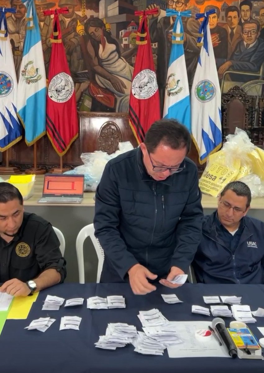 Que forma tan rara de contar votos y más raro que lo haga el mismo decano 🫠

Desconozco el procedimiento, corríjanme si estoy equivocado.