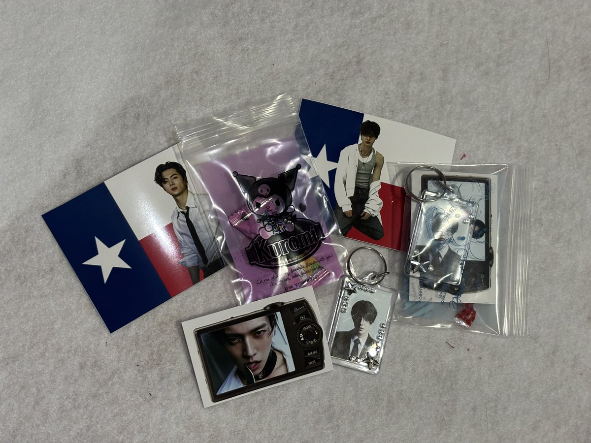 s00bingcrying's tweet photo. made some freebies for enhypen houston!! see y’all tomorrow #enhypenwtl #WALKTHELINE_IN_HOUSTON 
#engene https://t.co/PpnOqU4yrz