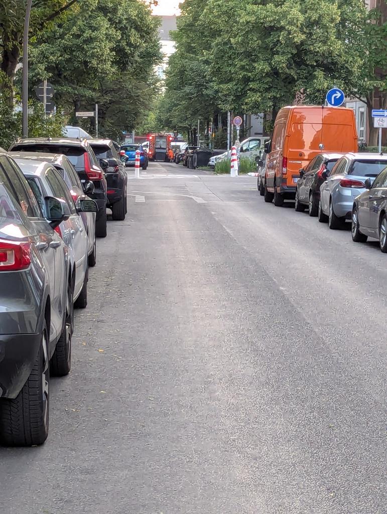 GigivanD1's tweet photo. Heute morgen Colbestr.
Die Leute scheinen wirklich die Schnauze voll zu haben 🤣 #Friedrichshain #xhain https://t.co/rSO5gY6S1k