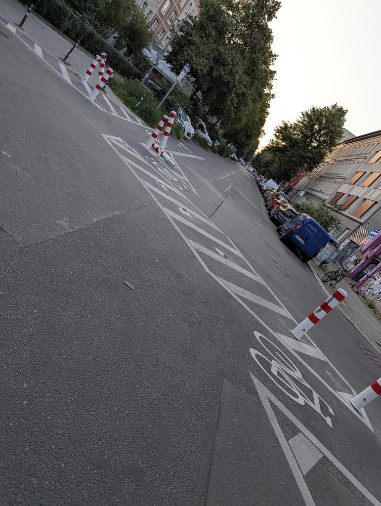 GigivanD1's tweet photo. Heute morgen Colbestr.
Die Leute scheinen wirklich die Schnauze voll zu haben 🤣 #Friedrichshain #xhain https://t.co/rSO5gY6S1k