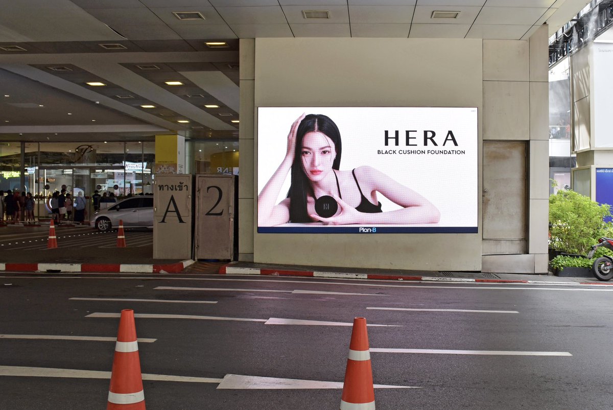 HERAThailand's tweet photo. ✨ ช่วงนี้ใครเดิน Siam Paragon แล้วทันเจอจอคุณหลิงหลิง x HERA แล้วบ้างง 🙌🏻 แอบไปแชะรูปมาแชร์กันได้นะคะ ขึ้นแค่เฉพาะช่วงอีเวนต์เท่านั้นน้า 📸

📍Siam Paragon
🗓 10 – 17 ส.ค. 68

#24HBlackCushion
#LingLingCushion #HERAxLINGLING 
#Linglingkwong #หลิงหลิงคอง
#AnywherewithHERA
#HERAThailand