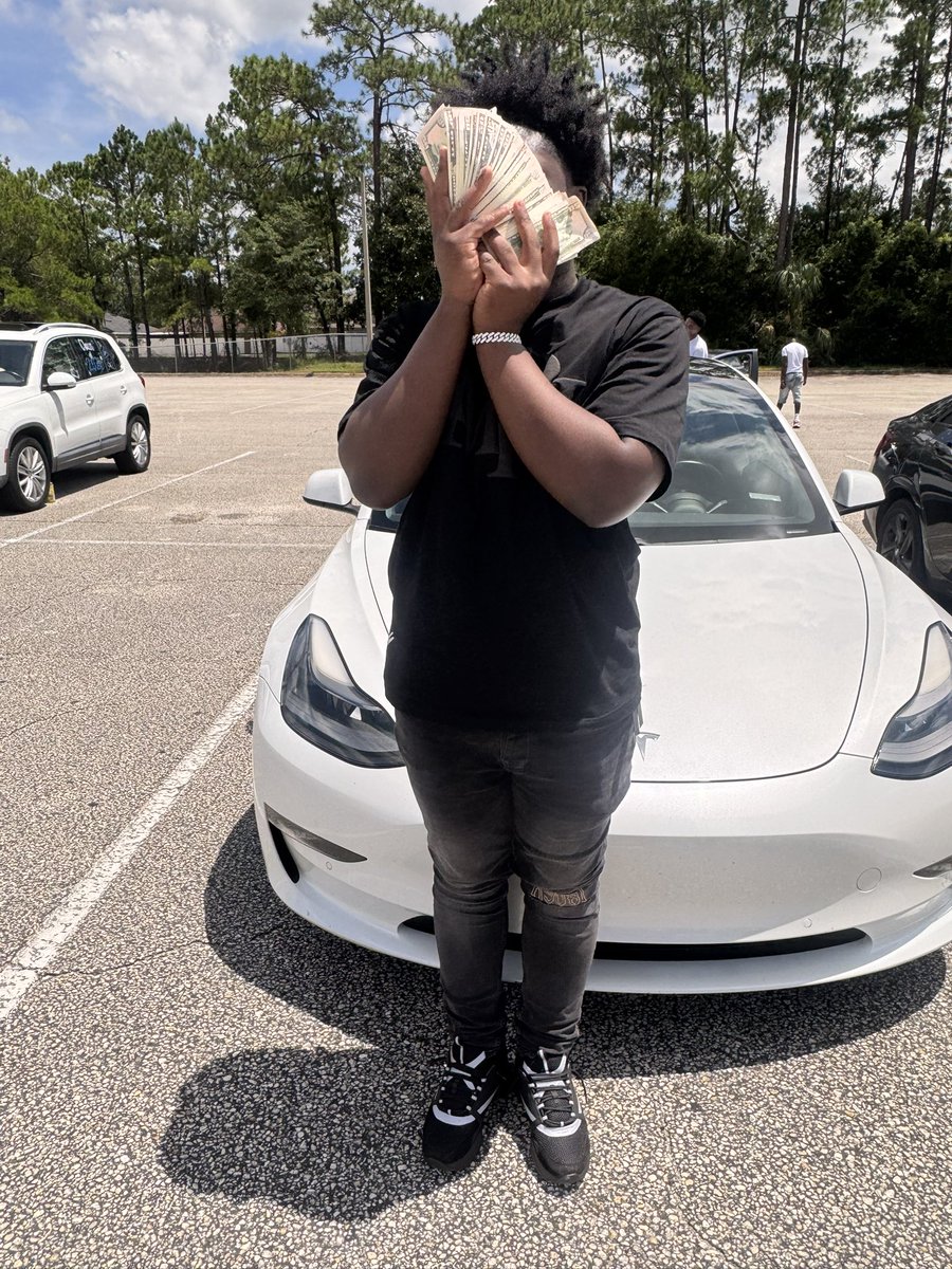 1luhfour's tweet photo. First day coming trim ig 🩸 https://t.co/OkHqxl0rtP