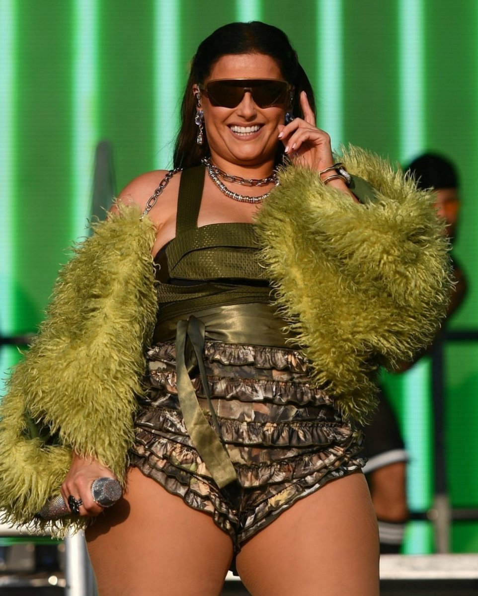 Poo Crave (@poo_crave) on Twitter photo Nelly Furtado will no longer perform “I’m Like A Bird” due to weight gain Nelly Furtado will no longer perform “I’m Like A Bird” due to weight gain