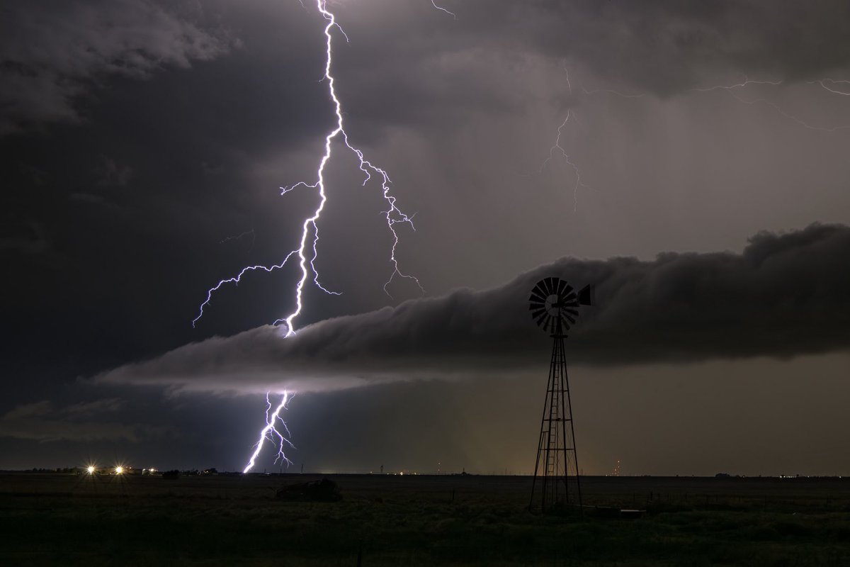 The one lightning photo I managed to get tonight was a solid one.. #texas #txwx Amarillo Tx!