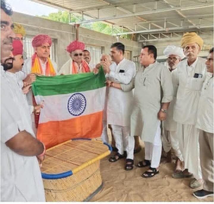 घर घर तिरंगा 
जालौर सांसद एम एल ए एवं पूरी भाजपा टीम द्वारा राष्ट्रीय ध्वज को उल्टा कर दिया <a href="/BJP4India/">BJP</a> <a href="/RajCMO/">CMO Rajasthan</a> <a href="/PMOIndia/">PMO India</a> <a href="/INCIndia/">Congress</a>