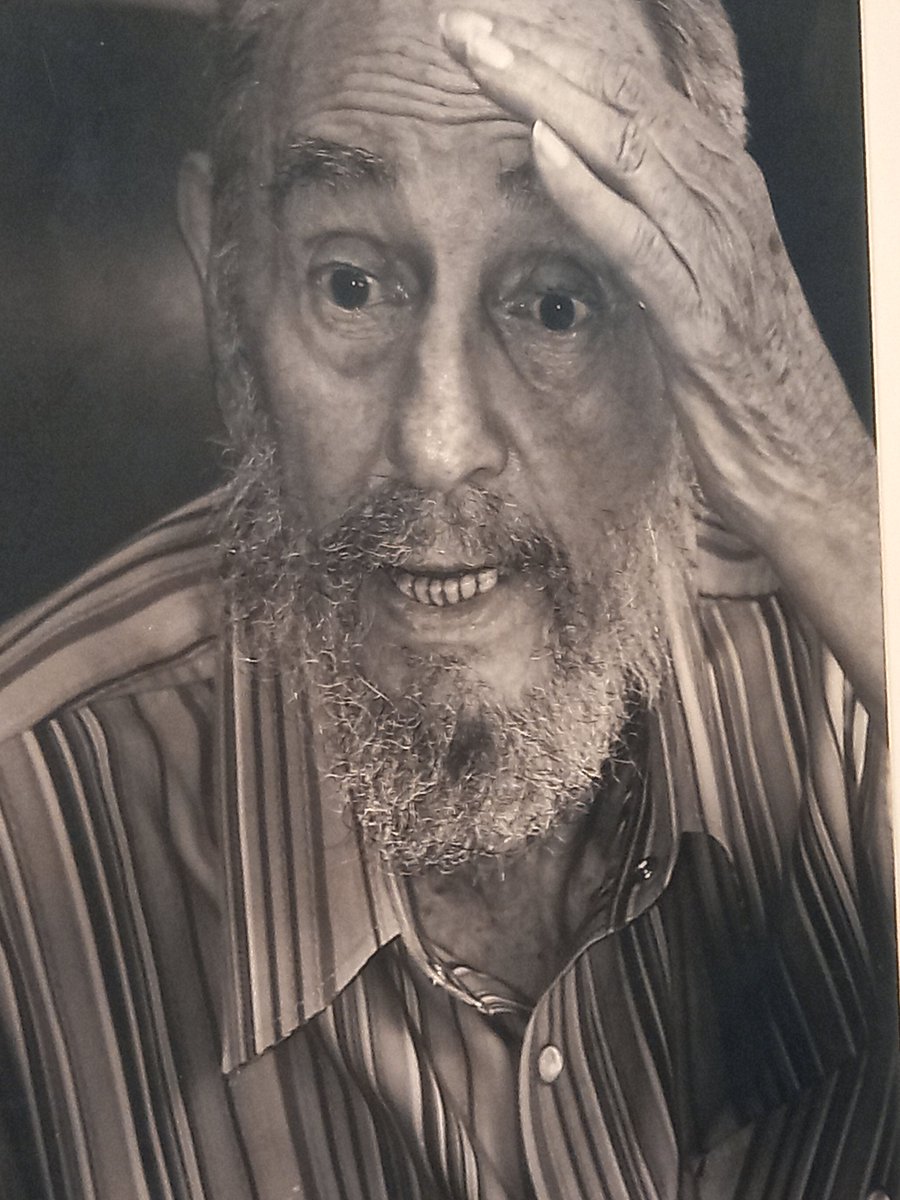 En la exposición de Alex Castro dedicada a Fidel, algún amigo me tomó esta foto cuando intentaba hacer lo mismo con algunas de las formidables piezas de Alex. Fue una experiencia muy hermosa, muy emotiva, visitar esta muestra. #100añosconfidel #FidelVive