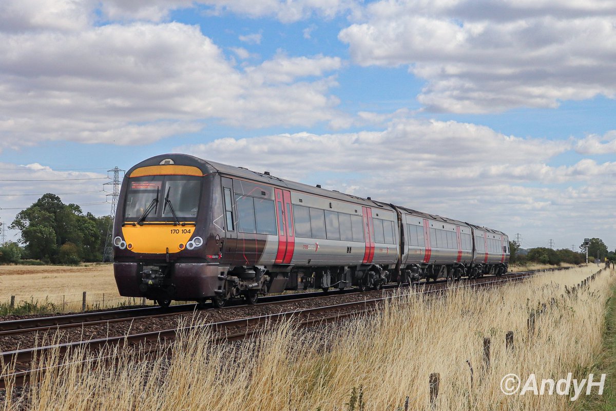 holtona72's tweet image. #TurbostarTuesday Another @CrossCountryUK 170 ✅️ for 📸 this weekend as i captured 170104 at Uffington working 1L36 10.21 Birmingham New Street to Stansted Airport. #CrossCountryTrains #Class170 9/8/25