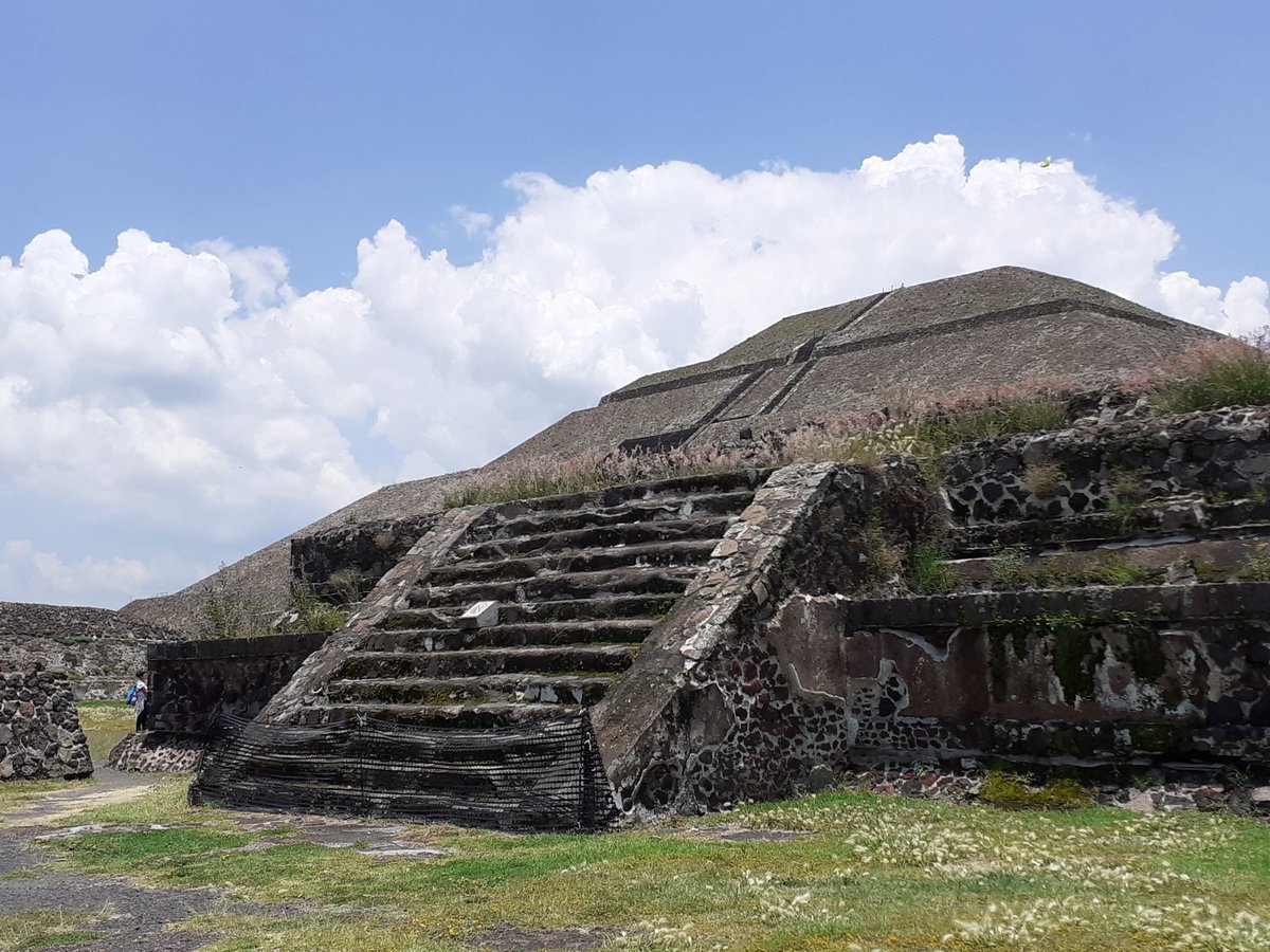 Feeling so small next to the magnificent Teotihuacán pyramids! 

What a fantastic day trip from Mexico City 🤩🤩🤩

 #TeotihuacanPyramids