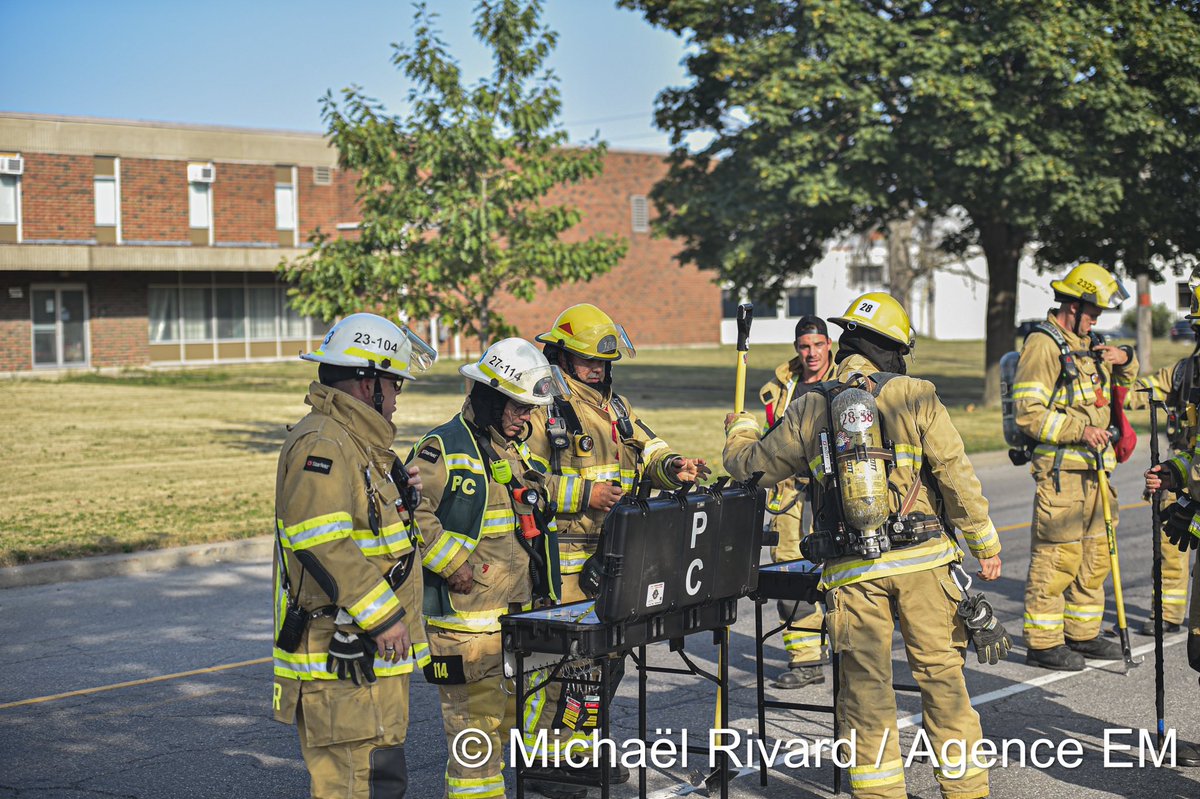 Michael_Rivard_'s tweet photo. Un incendie s’est déclaré dans un bâtiment commercial du boulevard Marie-Victorin à Candiac, chez Cascades. Le feu, parti d’une machinerie, s’est propagé jusqu’au toit du bâtiment. Une entraide de plusieurs villes a été nécessaire en raison de la chaleur intense. @POMPIERSAPPAL https://t.co/ncA5ncoYgu