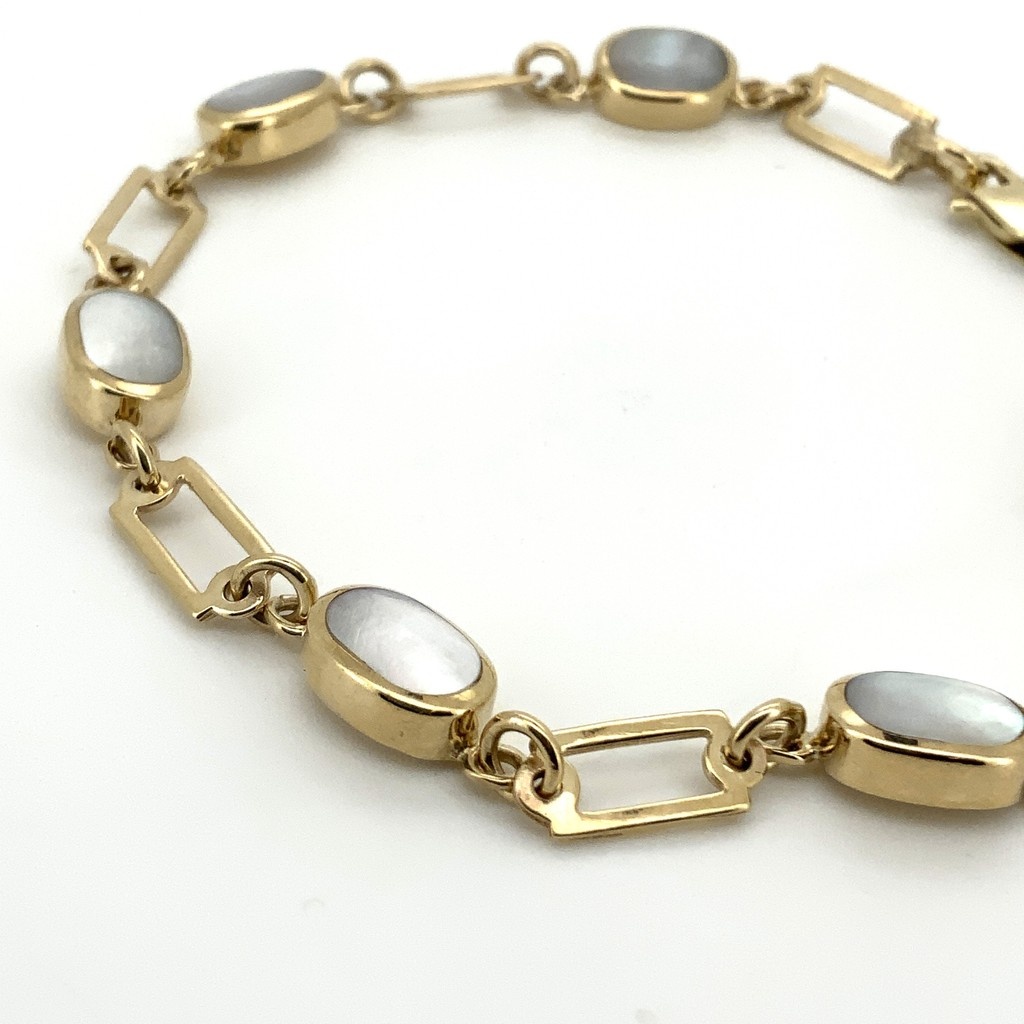 Secondhand run over setting Mother of Pearl 9ct yellow gold bracelet.

#jewelworkjewellers #yellowgoldbracelets #motherofpearlbracelets #finejewellery #worthingjewellers