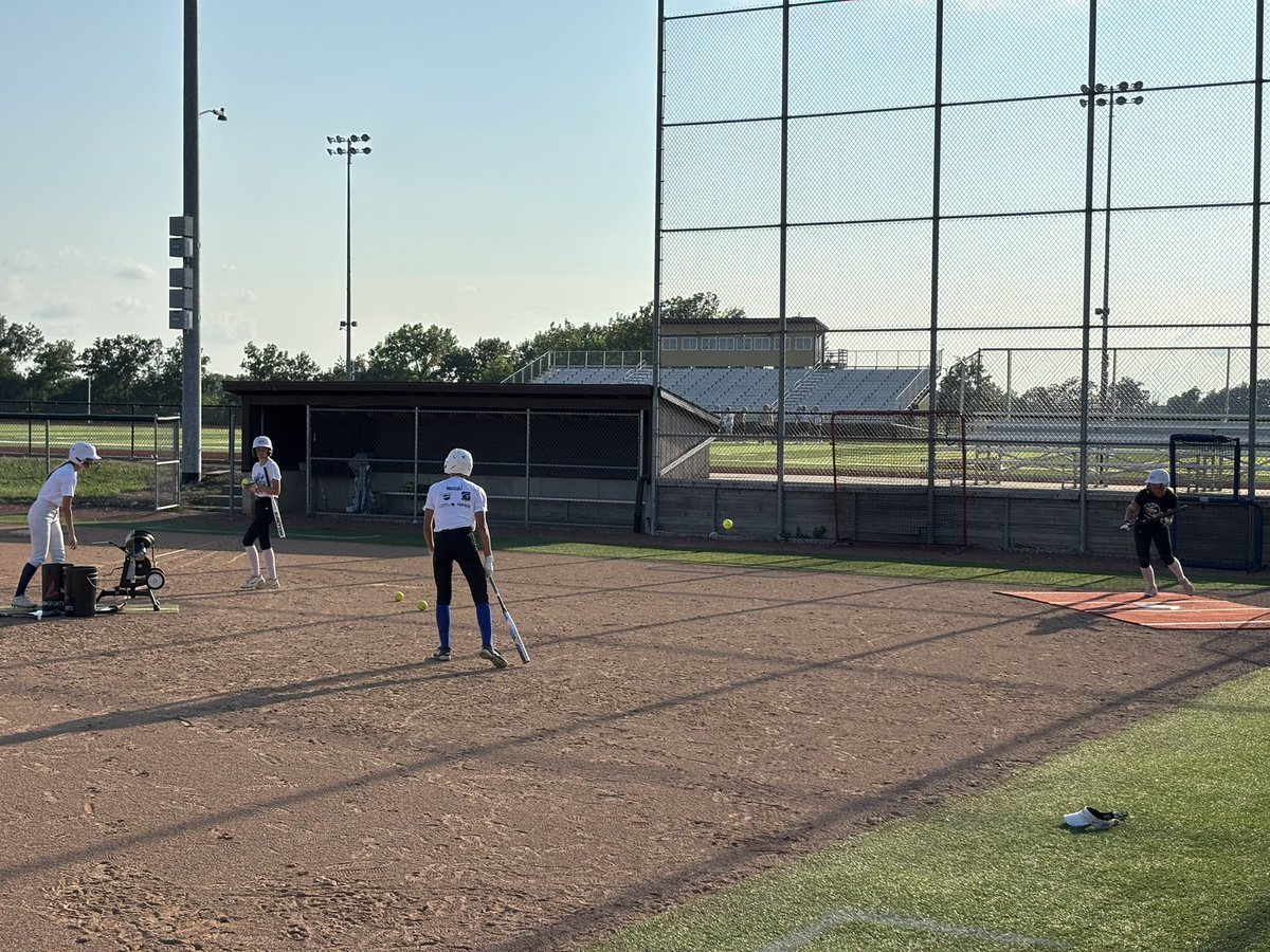 Ben_Schmidt_'s tweet photo. A team looking to reach the mountain top once again in 2025 🏆 

Hanging out with the defending state champion Highland Lady Cougars this evening

Season preview to come soon for our KHQA Barnstorm Tour! https://t.co/lHxyaogZEg