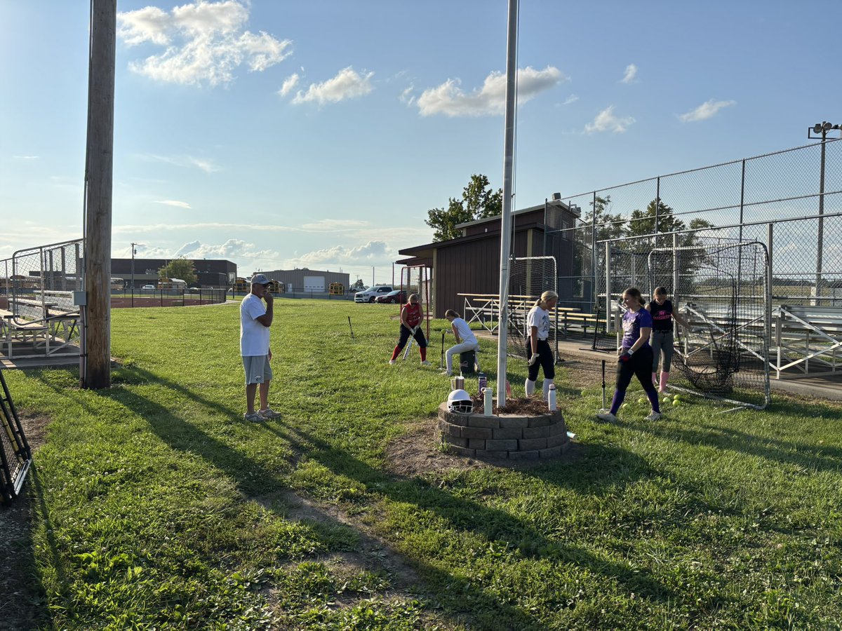 A team looking to reach the mountain top once again in 2025 🏆 

Hanging out with the defending state champion Highland Lady Cougars this evening

Season preview to come soon for our KHQA Barnstorm Tour!