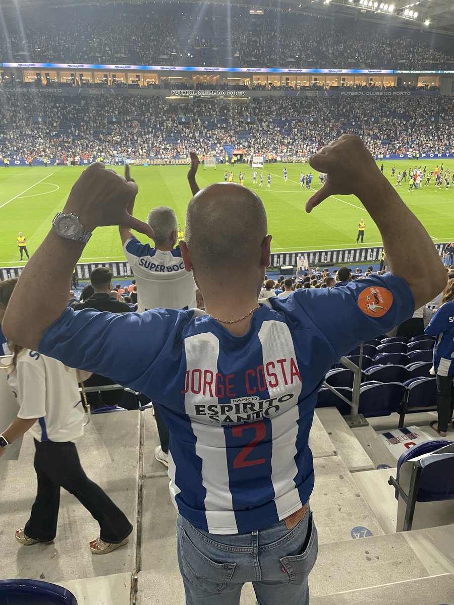 Por fim, um Dragão cheio e unido a puxar pelos nossos. Mesmo lá de cima, o Jorge Costa continua a ser o Capitão que inspira, une, e nos ensina a pôr o nosso <a href="/FCPorto/">FC Porto</a> acima de qualquer um de nós. Unidos, somos imparáveis. Obrigado por tanto, Bicho.