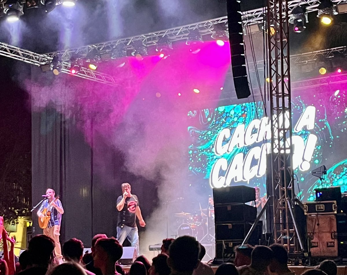 mcandel2's tweet photo. @estopaoficial  #cachoacacho 
Estos tíos son unos cracks !!! https://t.co/ThxhETQfYo