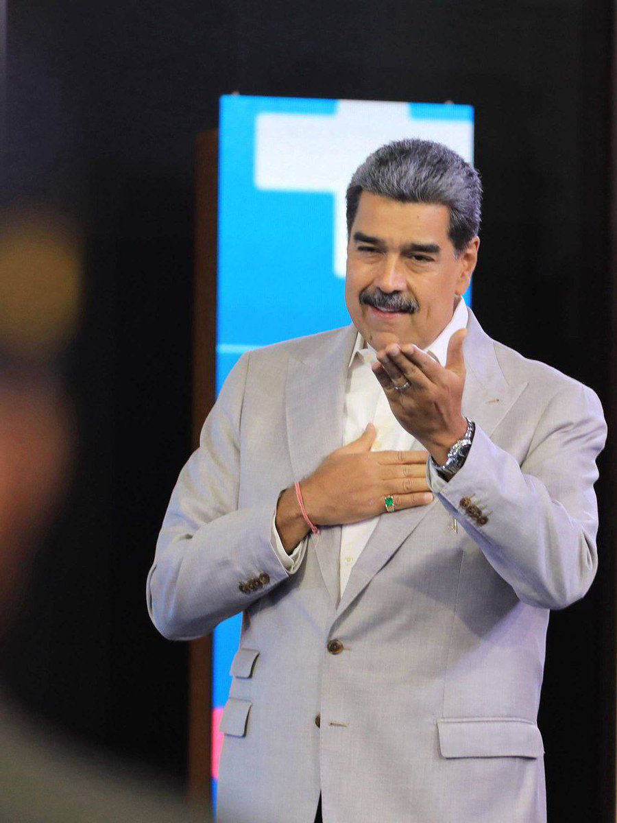 Pdte. Nicolás Maduro, a través del programa 'Con Maduro +':
“Agradezco el apoyo y la lealtad que han demostrado hoy hacia mi persona. Siempre me verán leal y firme, porque soy la voz que refleja la fuerza espiritual del valiente pueblo de Venezuela.”
#TupamaroAntiimperialista