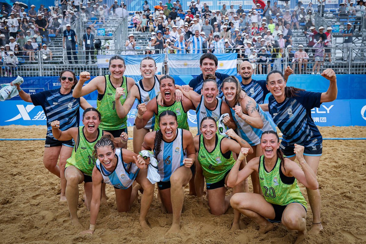 #BeachHandball WORLD GAMES

¡LAS KAMIKAZES A LA FINAL! Vencieron a España por 3-1 (20-15, 14-15 y 6-4) en semis y se aseguraron medalla por 3ra edición consecutiva.

Este martes a las 5:30 jugarán la final ante Alemania en busca de su primera dorada.

📷 Jozo Cabraja / kolektiff