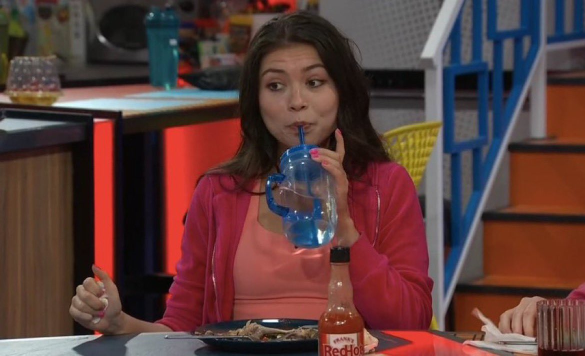 ConfessionalCat's tweet photo. Maybe Zach knows he's not winning, so he said, "fuck it, at least I'll leave with $10k". Only thing that makes sense. But then again, everyone in that house is doing shit that don't make sense #bb27 https://t.co/IVyx1zJlnx