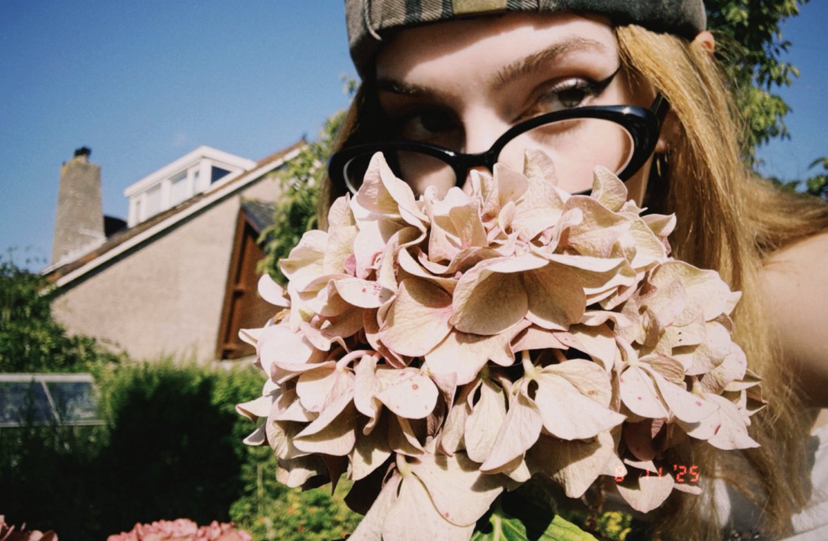 Kaetherinx's tweet image. What’s your favourite flower? 🌷