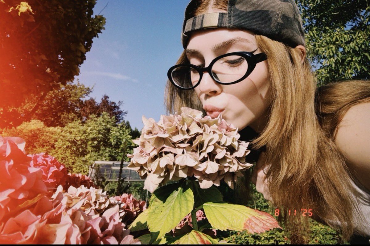 Kaetherinx's tweet image. What’s your favourite flower? 🌷