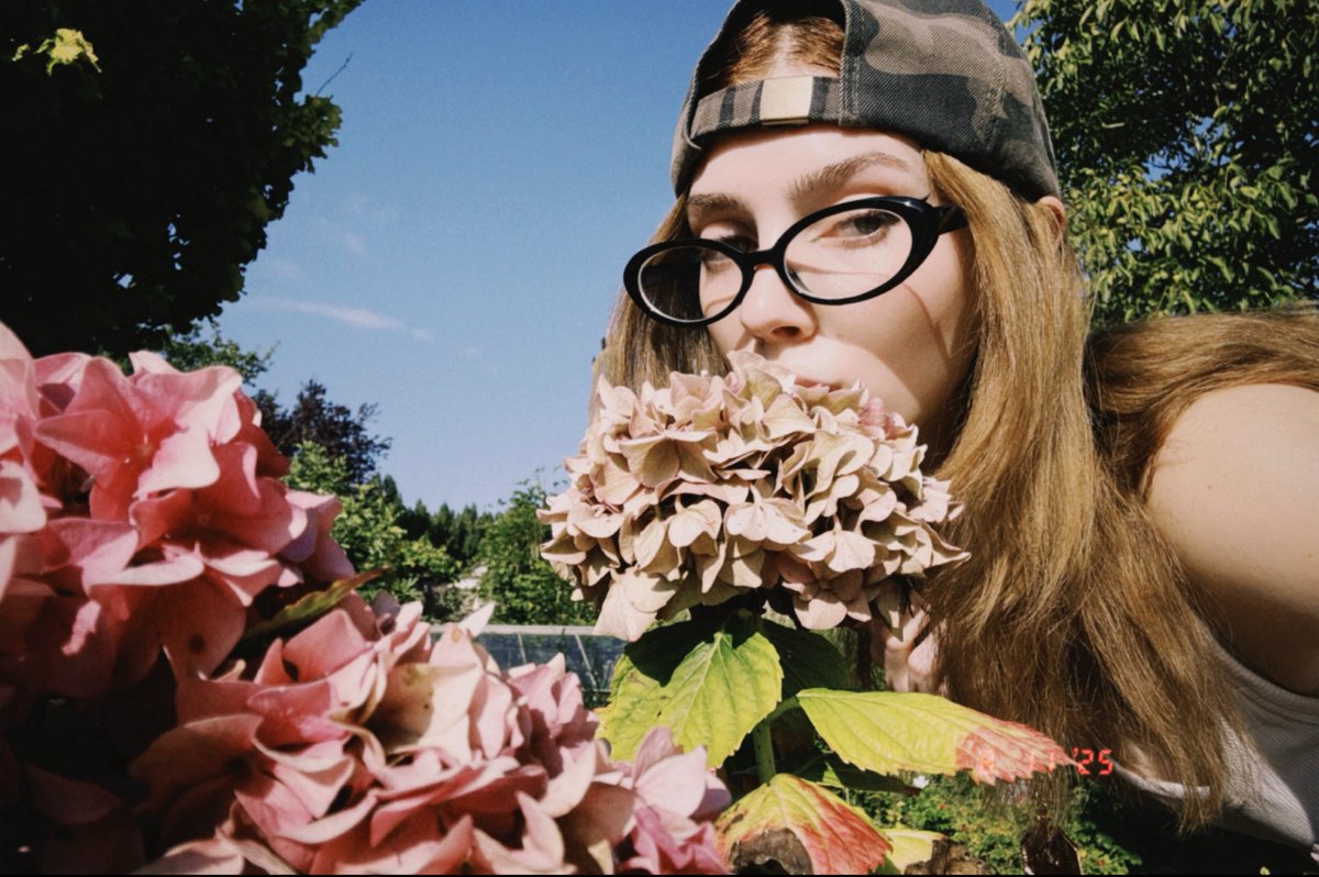 Kaetherinx's tweet image. What’s your favourite flower? 🌷