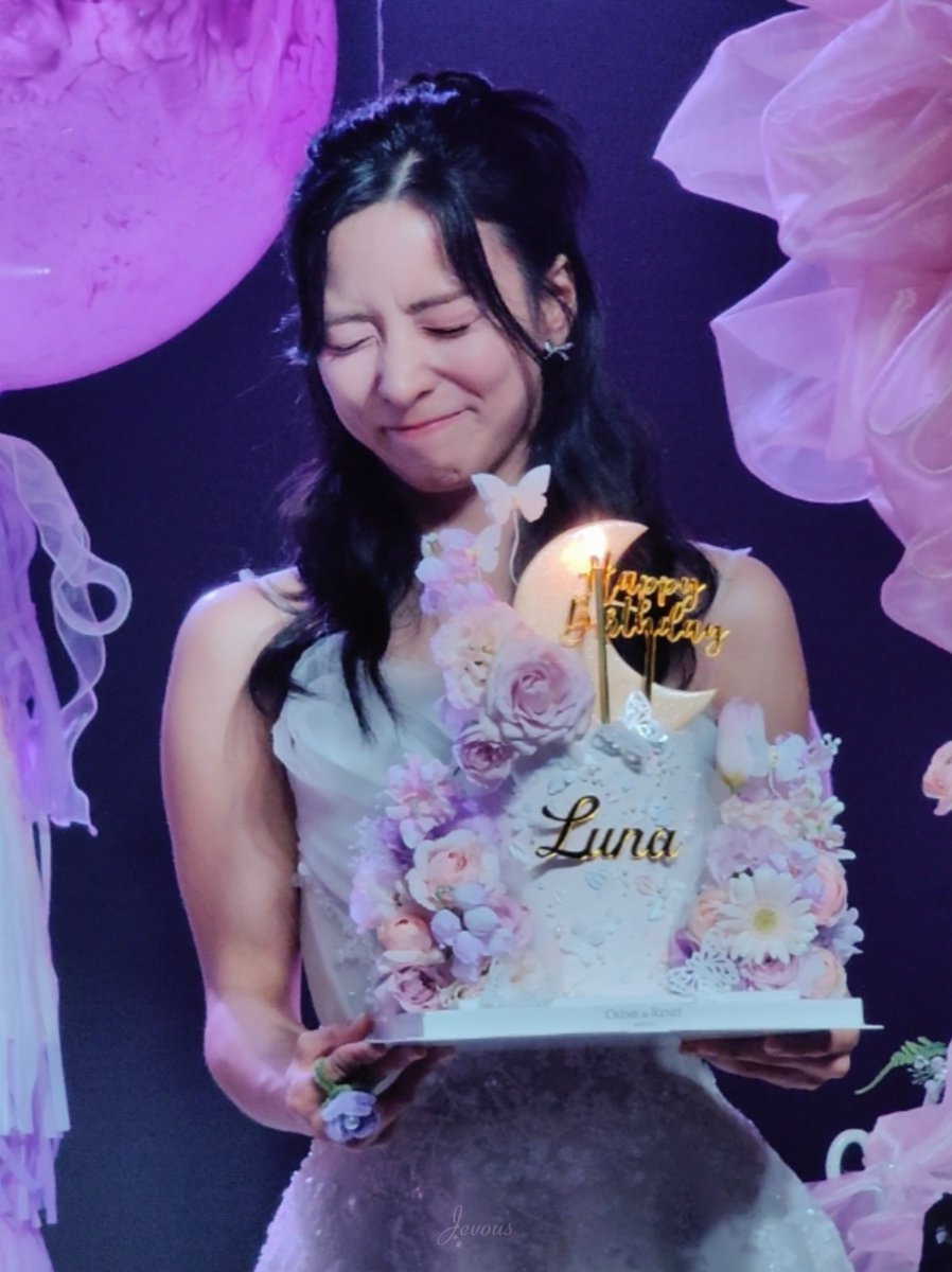 LunafxClip's tweet photo. Luna looked absolutely stunning and graceful at her birthday party last night 💜

cr: 泡泡Jevous_ https://t.co/pZ3GHzvVQt