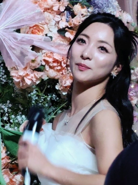 LunafxClip's tweet photo. Luna looked absolutely stunning and graceful at her birthday party last night 💜

cr: 泡泡Jevous_ https://t.co/pZ3GHzvVQt