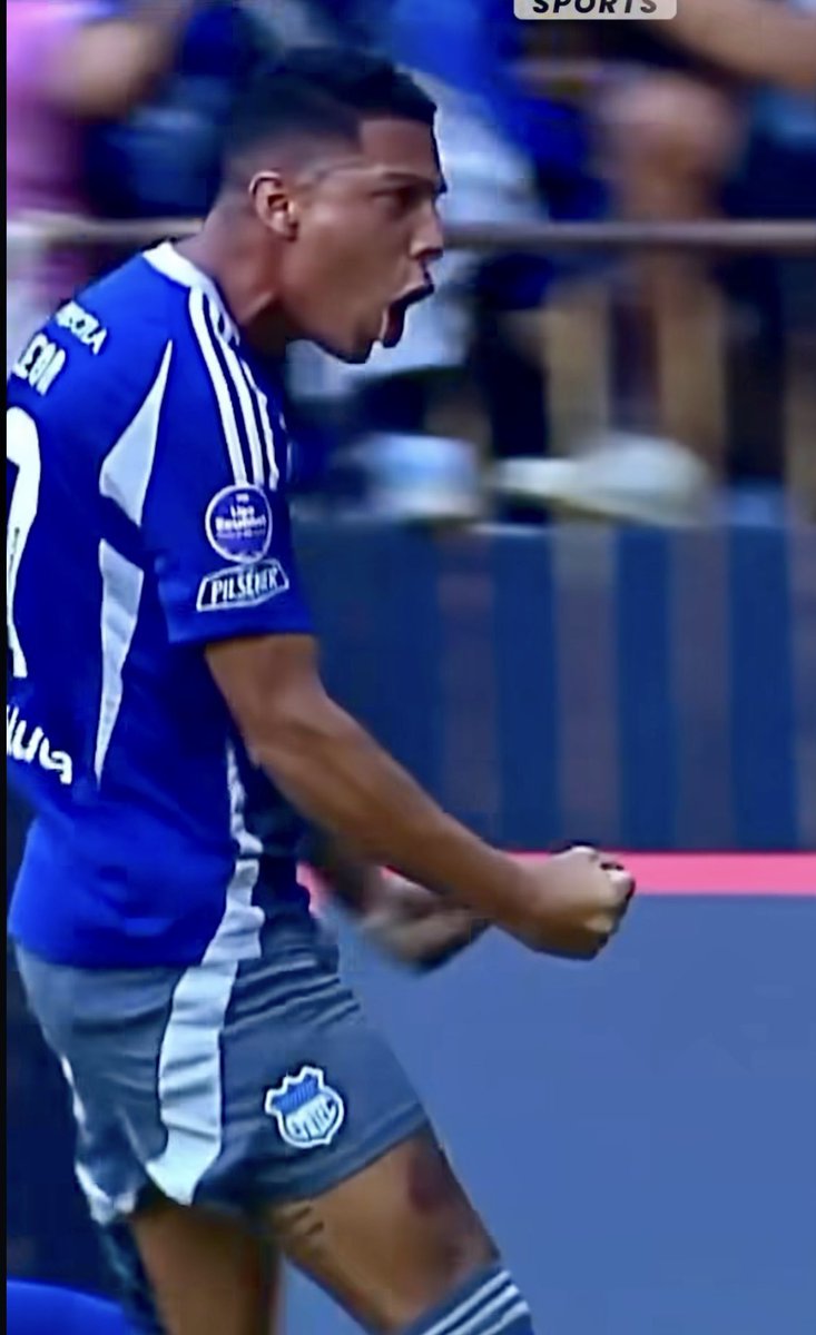 Toda de él, puso a rugir al #Capwell 🏟️ , un partido difícil con un gran rival y con un jugador menos desde el minuto 10’ PT era para perderlo. Con garra y empujados por un estadio repleto el bombillo empató el partido. 

⚽️ Fernando #Leon 🦁 #Emelec 1 
#DCuenca 1