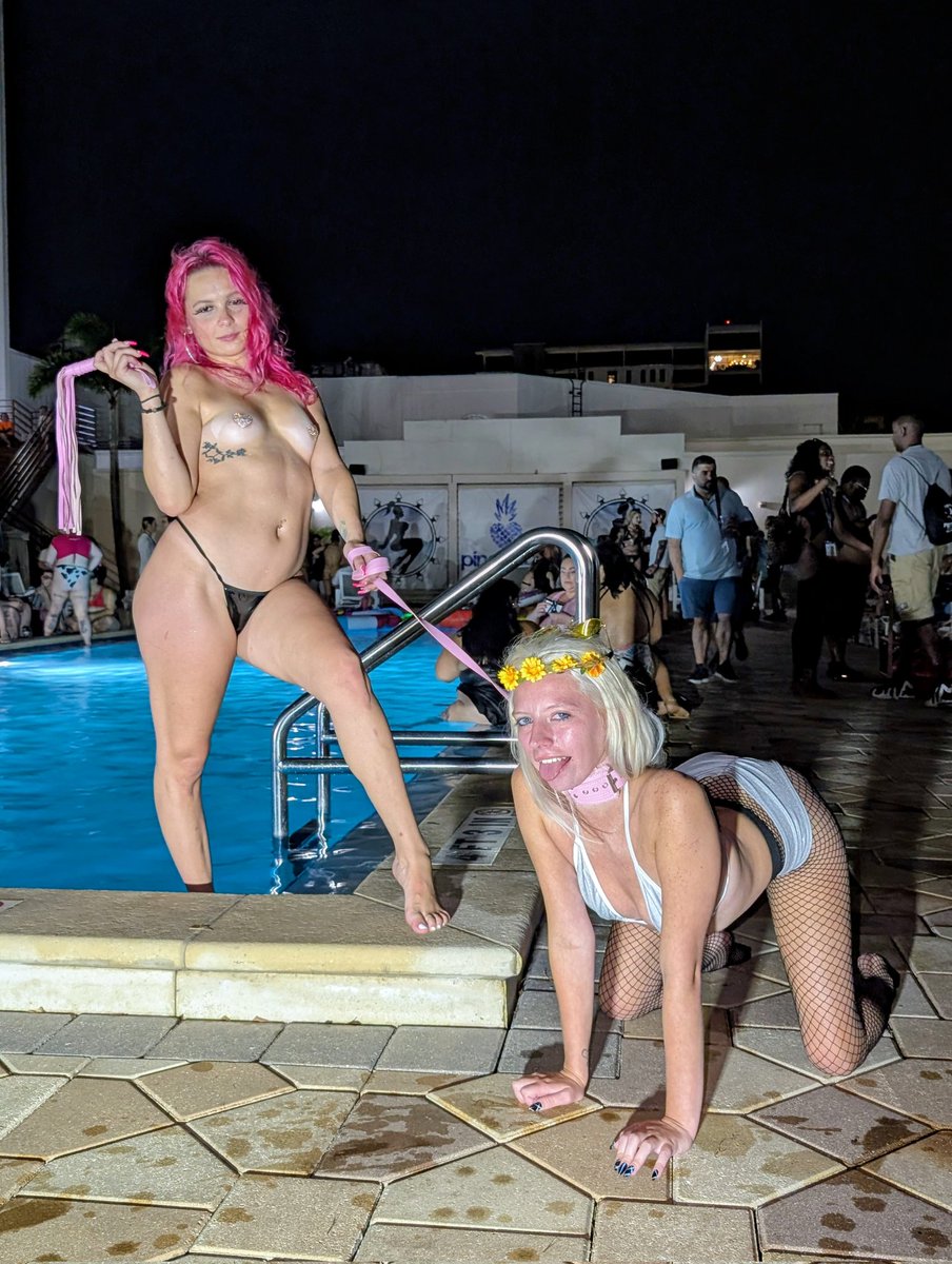 Daddy_Dom_FL's tweet photo. Rissa had Kinzi right where she wanted her. @PixieKinzi is pure sensual energy, melting into that perfect submissive space like itโs second nature ๐๐ฅ RT if youโre obsessed #LeashedAndCollared #FetCon #OnlyFansGirls https://t.co/xBmzDNMgo2
