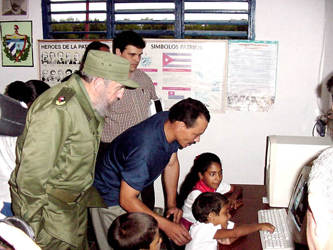 Soberanía Tecnológica: Escudo 🛡️ contra el Bloqueo 
Ante sanciones injustas, #Cuba innova:  
👉Fibra óptica nacional: Tendido de km para llevar internet a hogares #HechoEnCuba  
👉Navegación Segura: Protegemos a los cubanos de ciberataques y manipulaciones.  
#100AñosConFidel