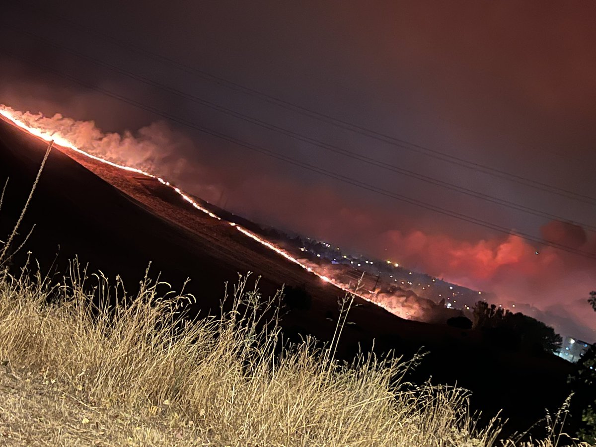 #IFTrescantos incendio en Tres Cantos (#Madrid) obliga a desplegar a la UME, desalojar dos urbanizaciones y deja dos heridos graves