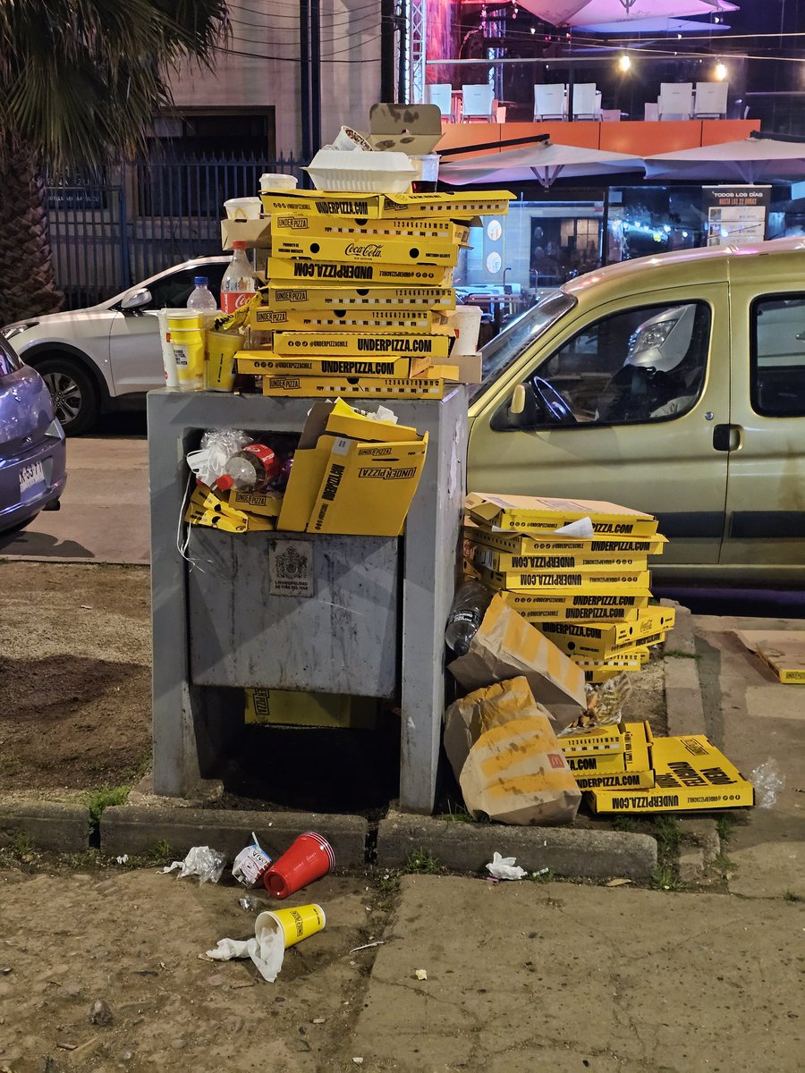 📍 Plaza Colombia, Viña del Mar — Anoche

Así quedó uno de los puntos más turísticos de nuestra ciudad: un basurero totalmente desbordado, rodeado de cajas y envases, en pleno corazón de la noche viñamarina.

¿Cómo lo solucionamos? 🧵 Va hilo 👇🏼
