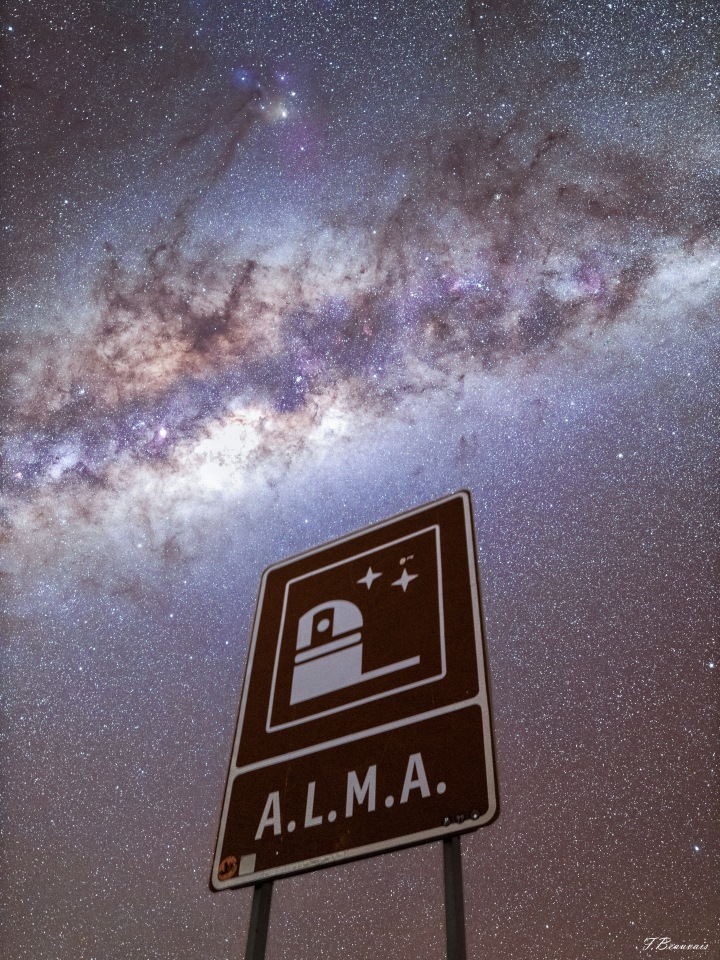 🚀Todos los caminos cósmicos llegan a ALMA. 📡
El astro fotógrafo Flavien Beauvais, pasó por fuera de la entrada de nuestro observatorio y capturó este gran momento espacial.