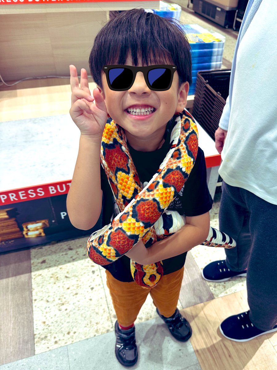 tomoyoso's tweet photo. じじ&amp;孫あるあるなんだけど…

じじと次男をちょっと目を離した隙に…ちゃっかりＧＥＴしてた🐍(会計直前)
年金暮らしな父に買わせるにも高いので…会計代わりました🤣𓂃 💸

じじ‼️買ってあげたい気持ちも分かるけど、孫を甘やかすな‼️
次男‼️甘え上手なのは分かるけど…せめて駄菓子にしとけ‼️ https://t.co/QLDtqW4aix