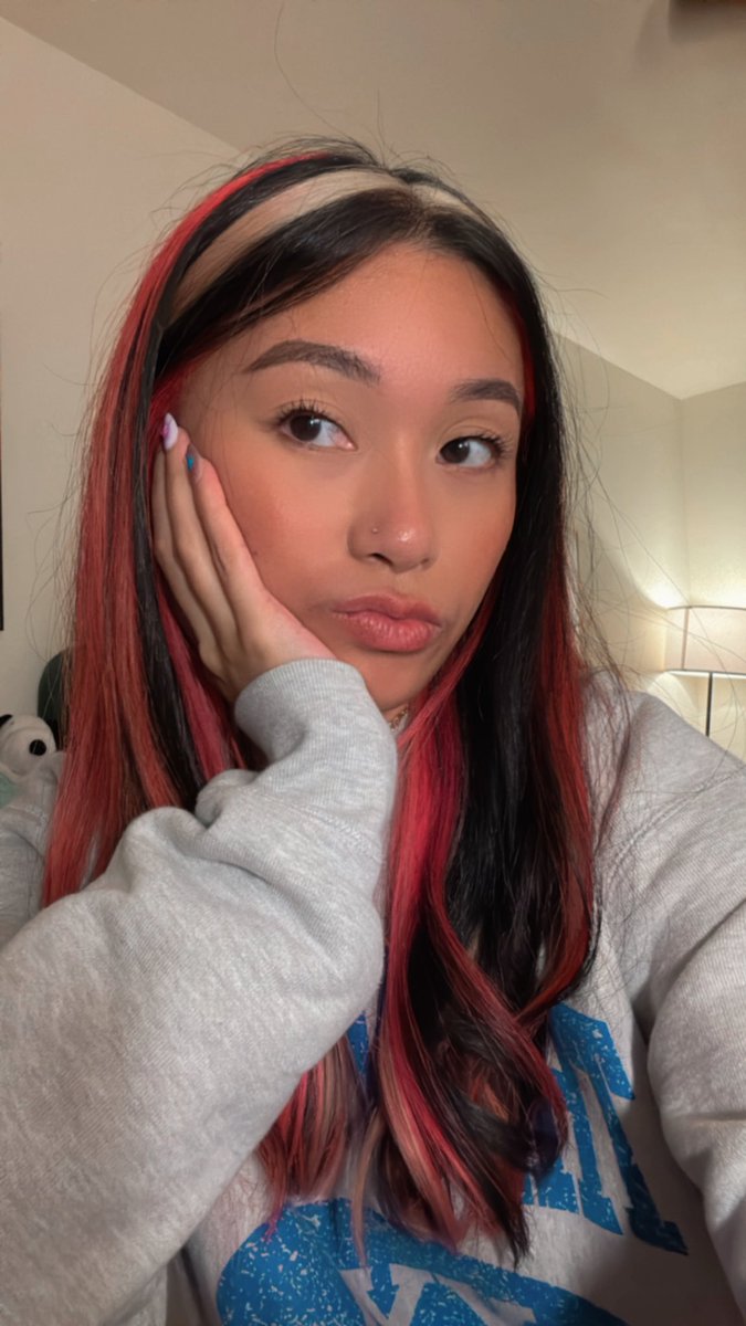 salon kitty + my hair is pink and blonde again :D