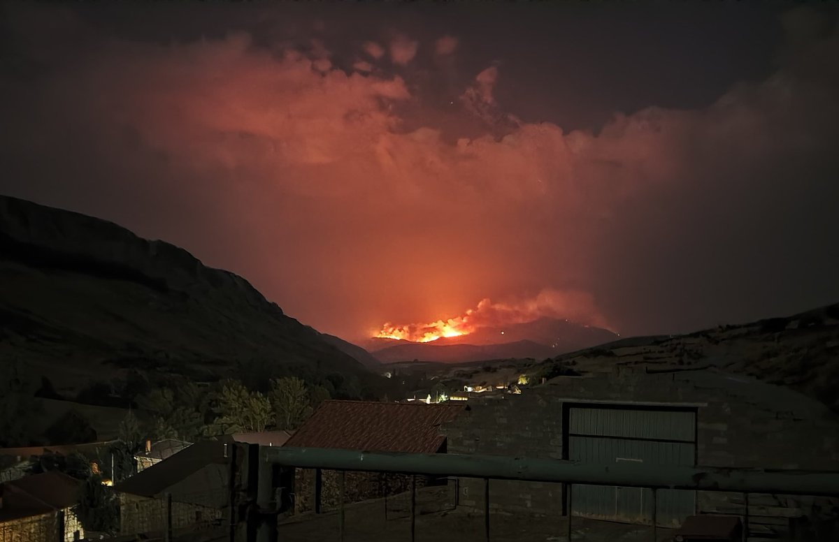 george_esp99's tweet image. @nortecastilla @DiarioPalentino @noticiascyl @rtvenoticias 
Ya que hay 0 cobertura sobre este incendio...así estamos viendo el #IFResoba desde Santa María de Redondo ahora.
El Parque natural de Fuentes Carrionas y Fuente Cobre está ardiendo y nadie lo sabe.
#Palencia